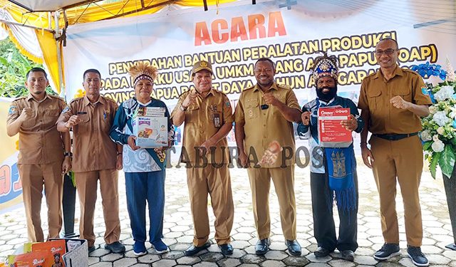 DPMPTSP Serahkan Bantuan Peralatan Produksi untuk UMKM OAP