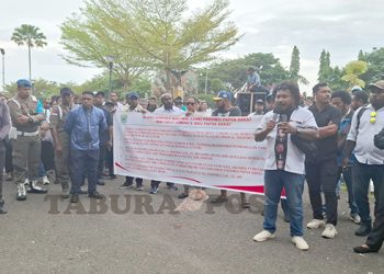 AHN dan Forum Honorer Unjuk Rasa di Depan Kantor Gubernur