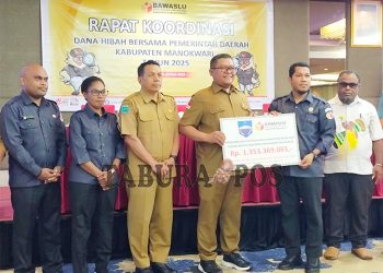 Bawaslu Manokwari Kembalikan Rp1,33 Miliar Lebih Sisa Anggaran Pilkada 2024 ke Pemerintah Daerah