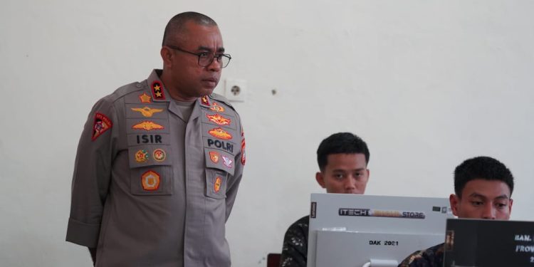 Kapolda Papua Barat Tinjau Tes CAT Akademik Penerimaan Bintara Polri 2025