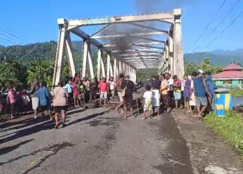 Tidak Puas Hasil CPNS, Warga Palang Jalan di Warmare
