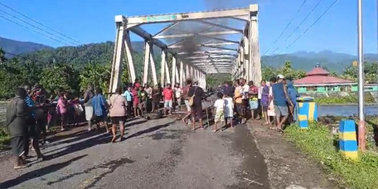 Tidak Puas Hasil CPNS, Warga Palang Jalan di Warmare