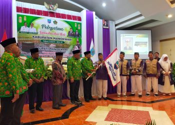 Bupati Hermus Melepas JCH Asal Manokwari Menuju Tanah Suci