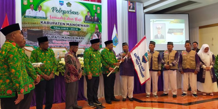 Bupati Hermus Melepas JCH Asal Manokwari Menuju Tanah Suci