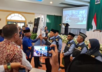 Lepas Jamaah Calon Haji, Gubernur Dominggus Titip Doakan Kemajuan dan Kesejahteraan Papua Barat