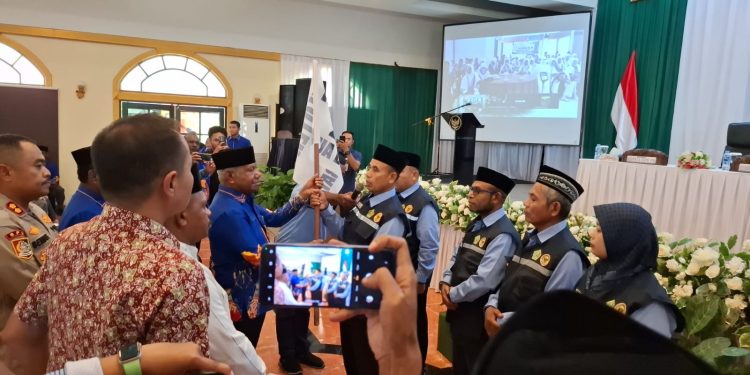 Lepas Jamaah Calon Haji, Gubernur Dominggus Titip Doakan Kemajuan dan Kesejahteraan Papua Barat