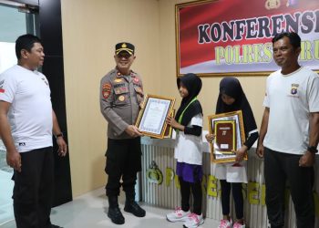 Dukung Pelajar di Dunia Olahraga, Polres Seruyan Beri Penghargaan 2 Atlet Muda Berprestasi