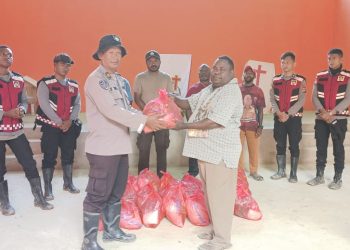 Polres Pegaf Salurkan Bansos Untuk Warga Terdampak Longsor di Kampung Jim