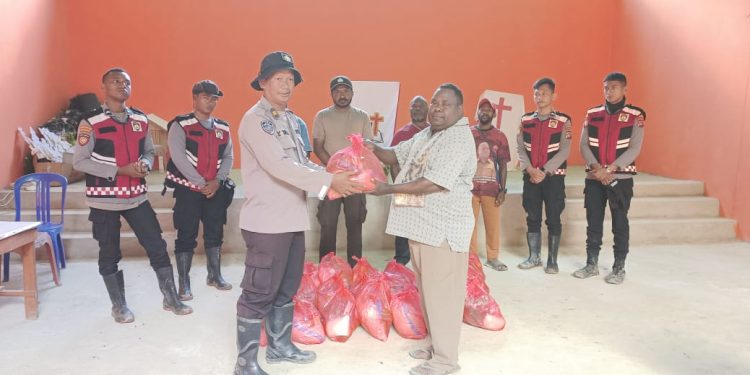 Polres Pegaf Salurkan Bansos Untuk Warga Terdampak Longsor di Kampung Jim