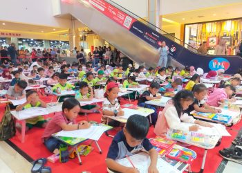Ratusan Anak TK Unjuk Kemahiran Mewarnai Berthema Hari Buku Nasional