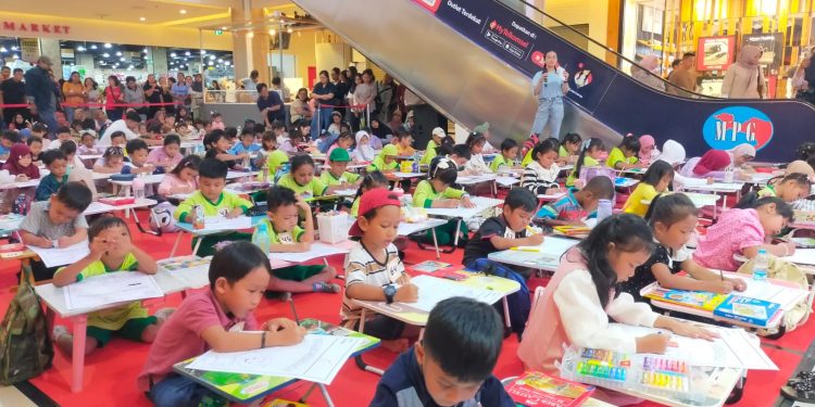 Ratusan Anak TK Unjuk Kemahiran Mewarnai Berthema Hari Buku Nasional