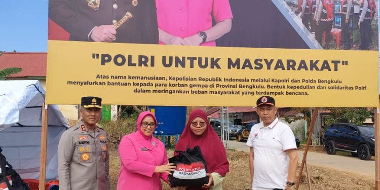 Kapolri Kirim Bantuan 5.000 Paket Sembako untuk Korban Gempa Bumi di Bengkulu