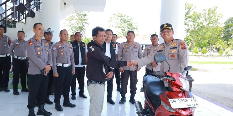 Tindak Pidana Premanisme Pemerasan dan Pembakaran, Kapolres Pohuwato Serahkan bantuan Sepeda Motor Pada Korban