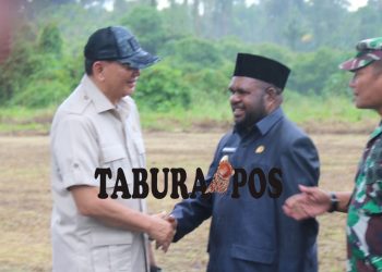 Bupati Bernard Sambut Kedatangan Menhan Sjafrie Sjamsoeddin di Rindam XVIII/Kasuari Mansel