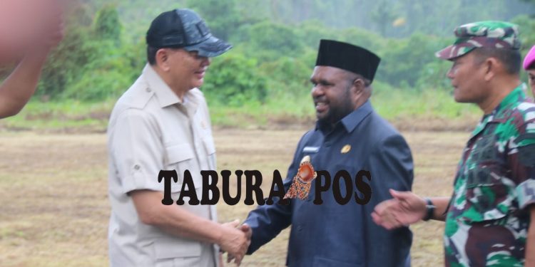 Bupati Bernard Sambut Kedatangan Menhan Sjafrie Sjamsoeddin di Rindam XVIII/Kasuari Mansel