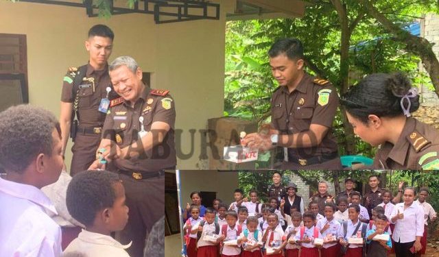 Kunjungi Yayasan Cahaya Papua Barat, Kajati Serahkan Bantuan Pendidikan