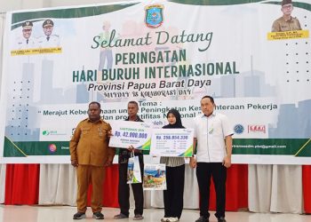 BPJS Ketenagakerjaan KC Sorong Serahkan Santunan Rp 298 Juta