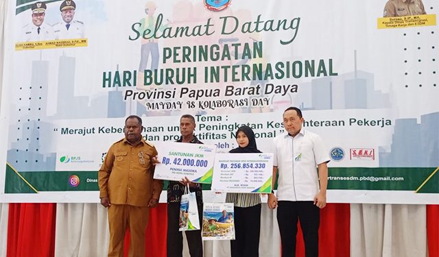 BPJS Ketenagakerjaan KC Sorong Serahkan Santunan Rp 298 Juta