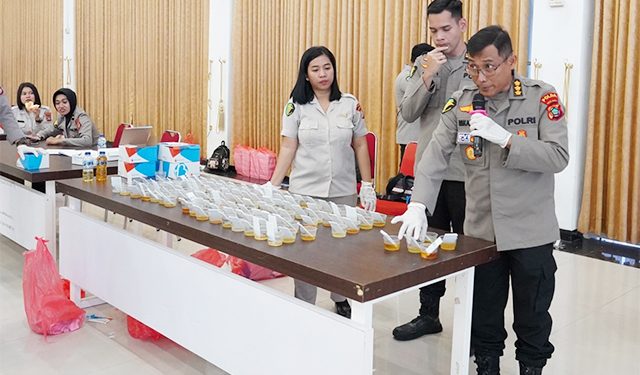 Sebanyak 117 Personel Polda Papua Barat Jalani Pemeriksaan Tes Urine