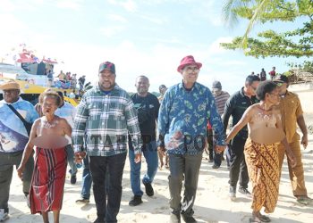 Gunakan KM. Otawar, Bernard-Mesakh Kunjungi Kampung Isenebuai-Rumberpon