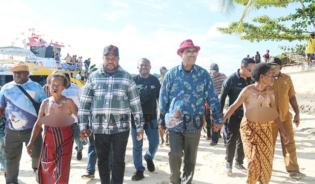 Gunakan KM. Otawar, Bernard-Mesakh Kunjungi Kampung Isenebuai-Rumberpon