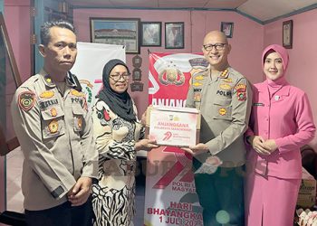 Bhayangkari Papua Barat Gelar Pelepasan 700 Tukik dan Baksos di Kampung Menyumfoka