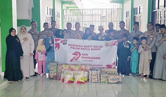 Biro Logistik Polda Papua Barat Gelar Bhakti Religi di Pura Giri Bhuana Manokwari