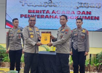Polda Papua Barat Serahkan Dokumen Kedinasan ke Polda Papua Barat Daya