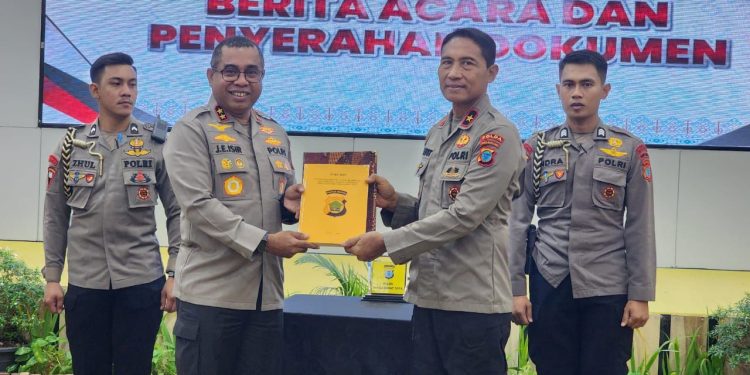 Polda Papua Barat Serahkan Dokumen Kedinasan ke Polda Papua Barat Daya
