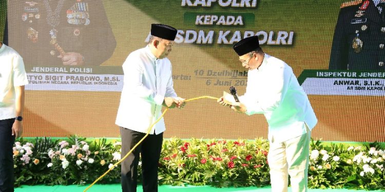 Kapolri Serahkan 9.648 Hewan Kurban Untuk Masyarakat