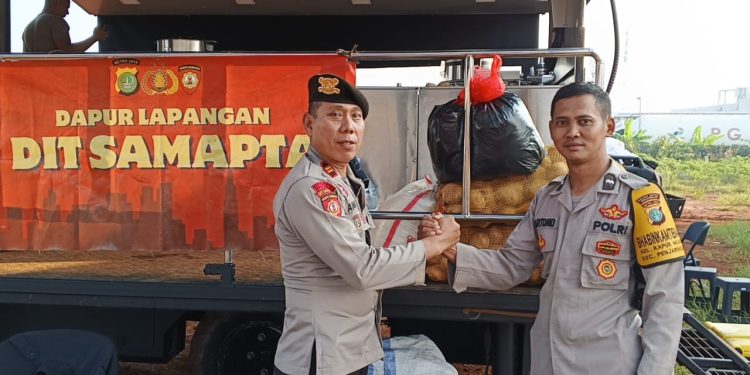 Polda Metro Jaya Buka Dapur Lapangan Bantu Pengungsi Kebakaran di Penjaringan