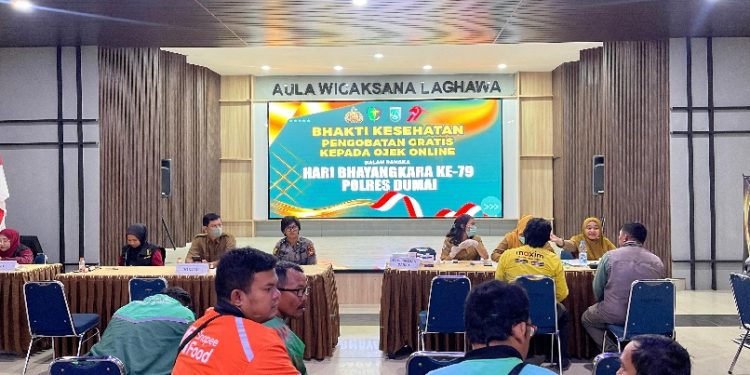 Sambut HUT Bhayangkara, Polres Dumai Beri Pengobatan Gratis hingga Sembako untuk Pengemudi Ojol