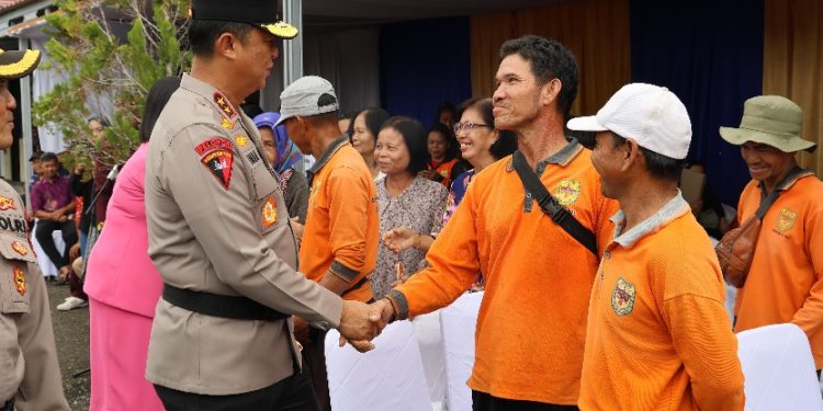 Sambut Hari Bhayangkara ke-79, Kapolda Kalteng Pimpin Bakti Kesehatan dan Serahkan Bansos untuk Petani di Gunung Mas