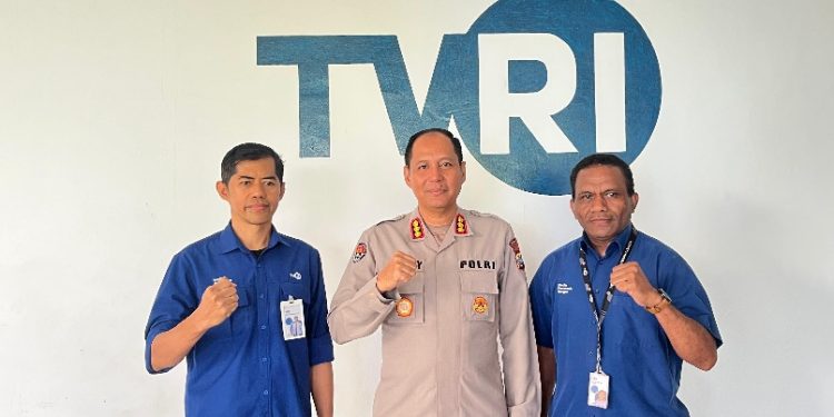 Kabid Humas Polda PB Silaturahmi dengan Kepala Stasiun TVRI Papua Barat, Perkuat Sinergi Media dan Kepolisian