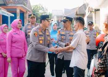 Polri Untuk Masyarakat, Kapolda Kalteng Pimpin Bakti Kesehatan Dan Berikan Bansos Saat Kunker Di Barsel