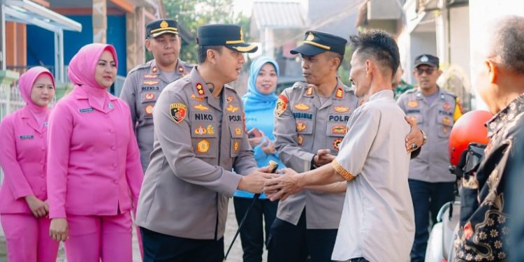 Polri Untuk Masyarakat, Kapolda Kalteng Pimpin Bakti Kesehatan Dan Berikan Bansos Saat Kunker Di Barsel