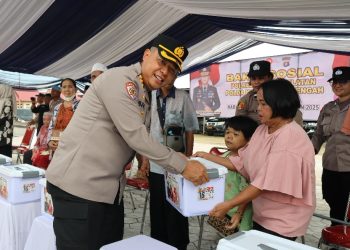 Polri Untuk Masyarakat, Kapolda Kalteng Pimpin Bakti Kesehatan Dan Berikan Bansos Saat Kunker Di Barsel