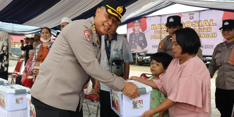 Polri Untuk Masyarakat, Kapolda Kalteng Pimpin Bakti Kesehatan Dan Berikan Bansos Saat Kunker Di Barsel