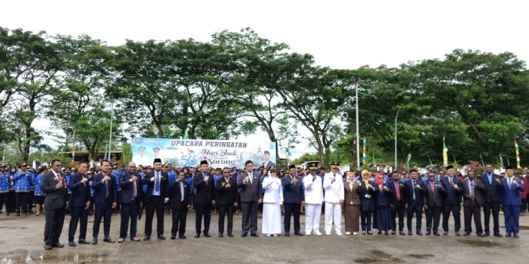Kabupaten Sorong Gelar Upacara HUT ke-58, Bupati Johnny Kamuru Tekankan Semangat Pembangunan