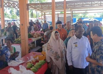 Warga Antusias Belanja Di Pasar Pangan Murah Sambut Hari Jadi Kabupaten Sorong ke-58