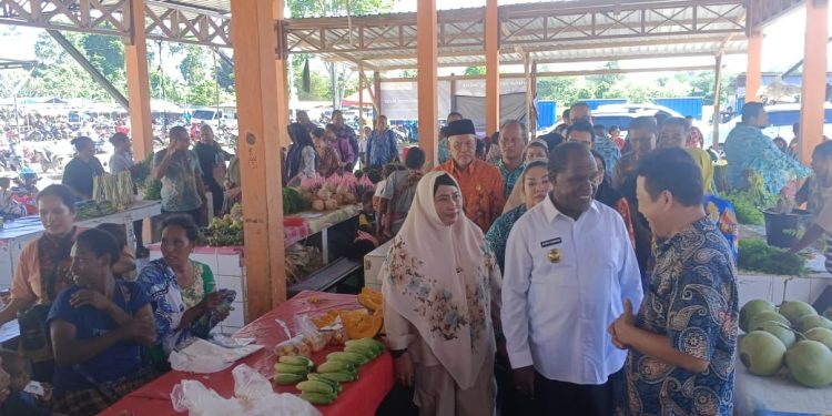 Warga Antusias Belanja Di Pasar Pangan Murah Sambut Hari Jadi Kabupaten Sorong ke-58