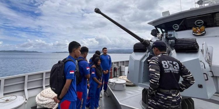 Kenali Lebih Dekat Kehidupan Prajurit Jalasena, Masyarakat Bacan Antusias Kunjungi KRI Tatihu-853