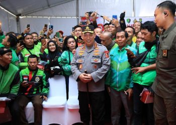 Kapolri Bagikan Sembako dan Alat Bantu Disabilitas di Puncak Bakti Kesehatan