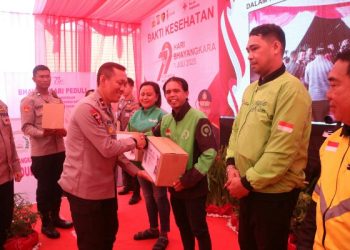 Polda Sulut Serahkan 200 Paket Bansos kepada Pengemudi Ojol