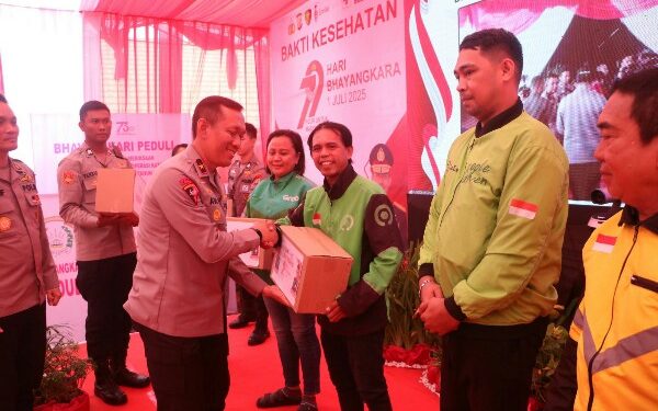 Polda Sulut Serahkan 200 Paket Bansos kepada Pengemudi Ojol