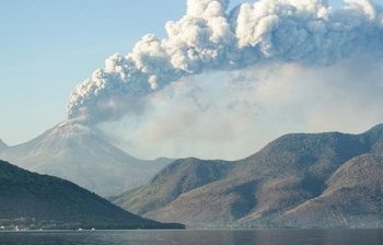Gunung Lewotobi Laki-laki Erupsi, Polda NTT Imbau Masyarakat Tingkatkan Kewaspadaan
