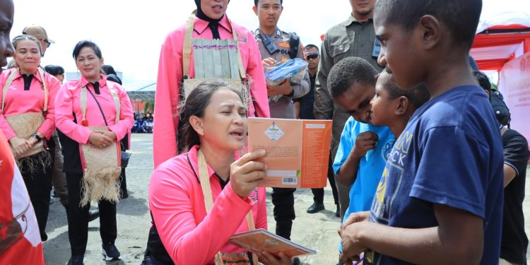 Ketum Bhayangkari Ny. Juliati Sigit Prabowo Lakukan Baksos di Sorong