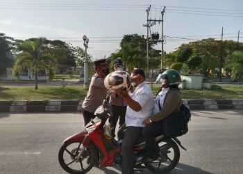 Peduli Dampak Erupsi Gunung Lewotobi, Polsek Alok Bagikan Masker kepada Warga di Sikka