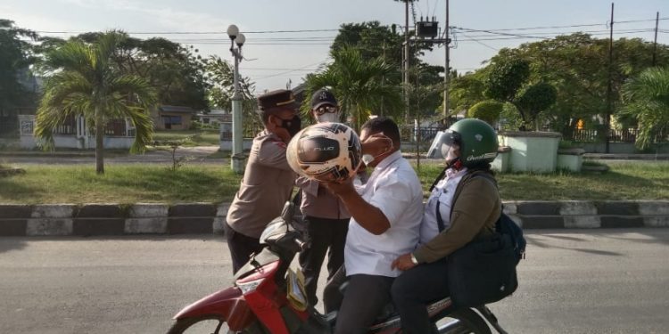 Peduli Dampak Erupsi Gunung Lewotobi, Polsek Alok Bagikan Masker kepada Warga di Sikka