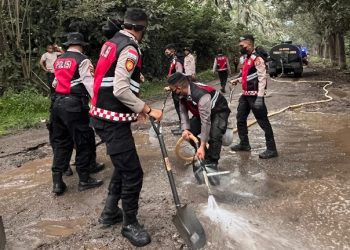 Polri untuk Masyarakat, Gerak Cepat Polda NTT Bersihkan Lokasi Terdampak Erupsi Gunung Lewotobi Laki